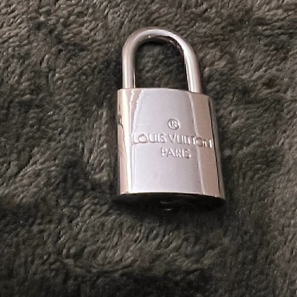 - New LV Louis Vuitton Silver-Toned Lock on 16" Curb Chain Choker Necklace - Picture 4 of 4